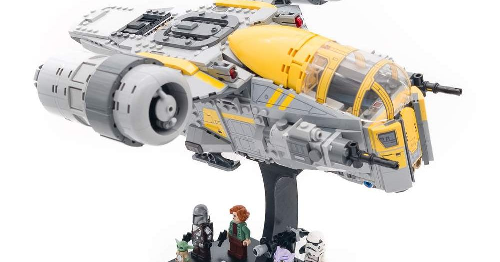 Bộ Lego Star Wars Millennium Falcon display